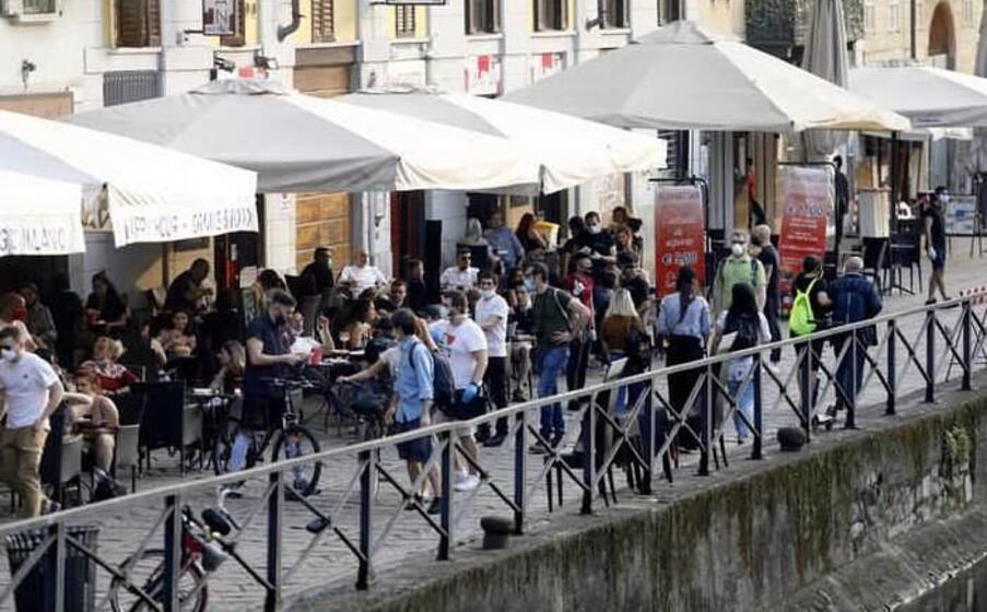 la movida a milano (ansa)
