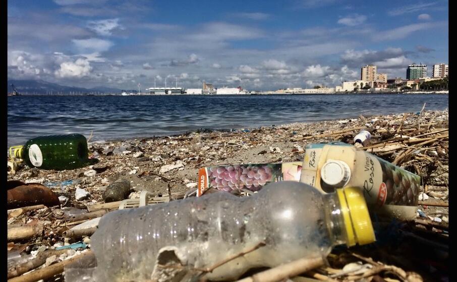 plastica su una spiaggiola a su siccu (l unione sarda)