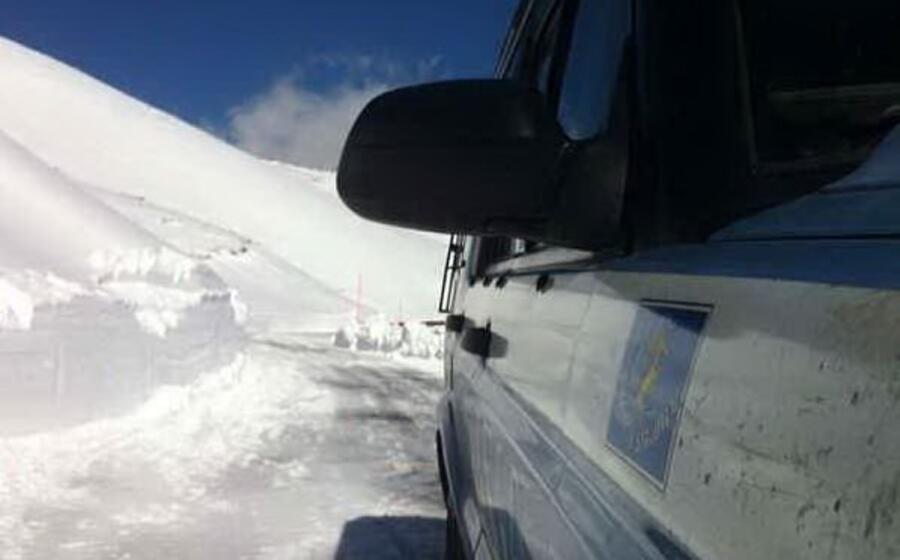 un auto della polstrada di fonni su una strada innevata (foto l unione sarda)