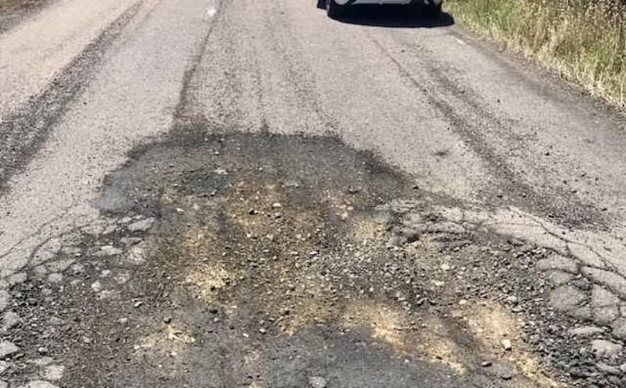 la buca vicino allo svincolo per cala sinzias (foto l unione sarda agus)