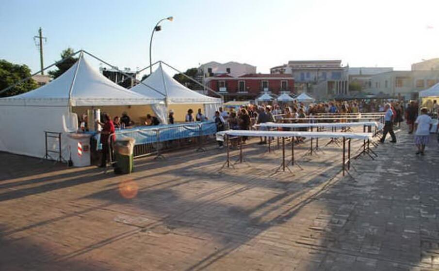 piazza dei 45 a stintino (foto amministrazione)