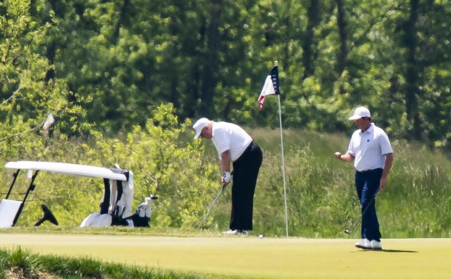 trump intento a giocare a golf in virginia (ansa)