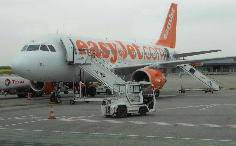 un aereo easyjet (pixabay com)