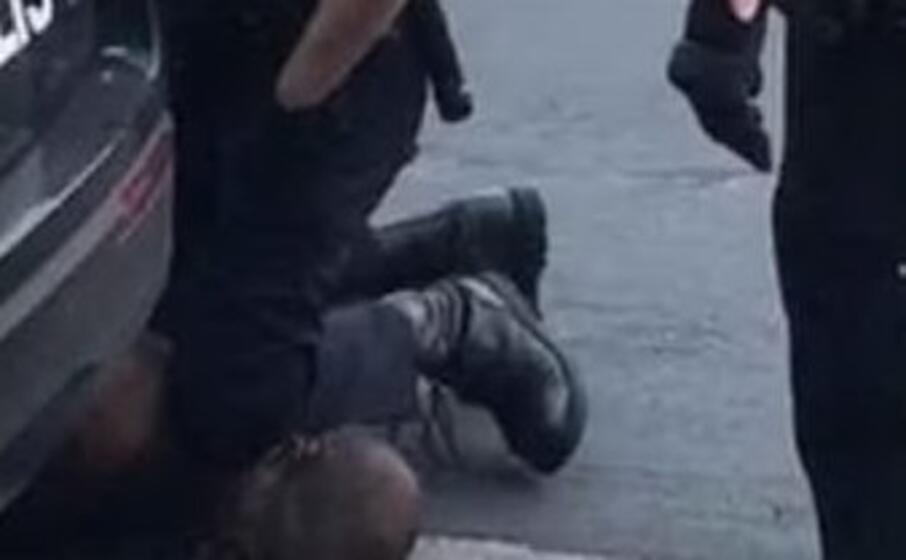 un frame del video che ha indignato gli usa (da twitter)