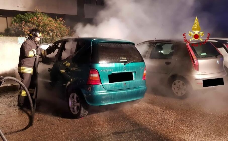 una delle auto date alle fiamme