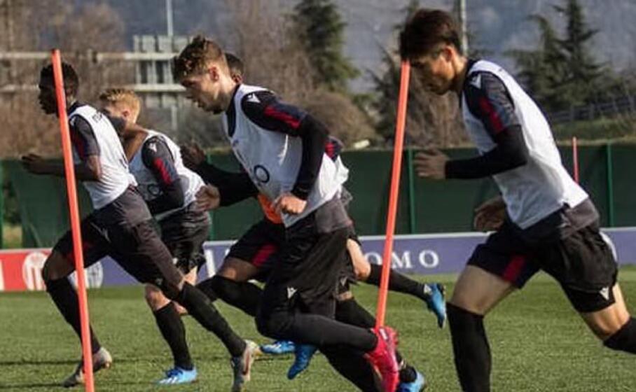i giocatori durante gli allenamenti (foto da instagram bolognafc)