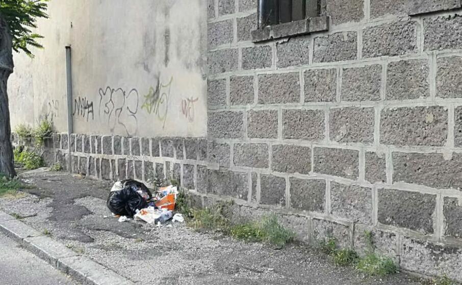 il sacchetto gettato in via abruzzi (foto l unione sarda scano)