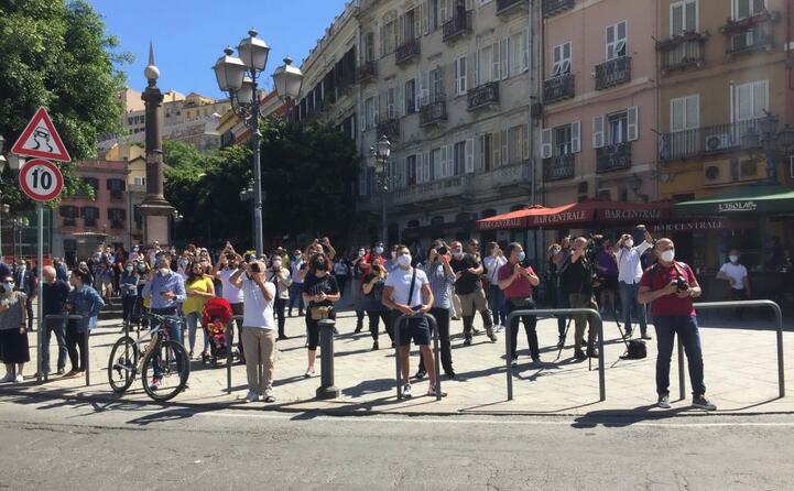 l attesa in piazza yenne (foto matteo vercelli)