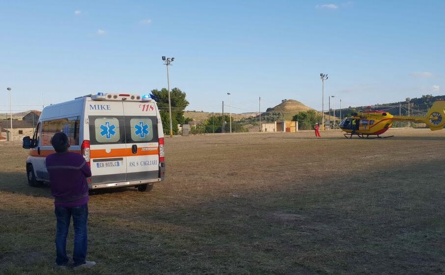 l elisoccorso e l ambulanza nel vecchio campo sportivo di barumini (l unione sarda pintori)