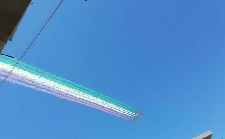 la lunghissima scia nel cielo (foto da twitter soniotta)