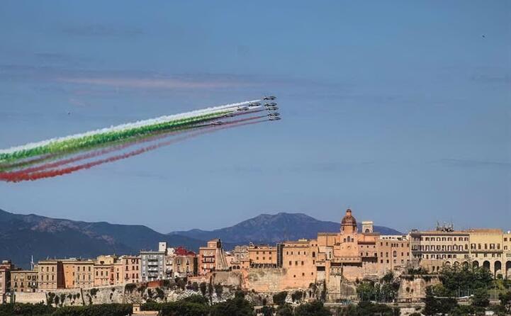 le frecce tricolori nel cielo di cagliari (foto da instagram fifi_usai)