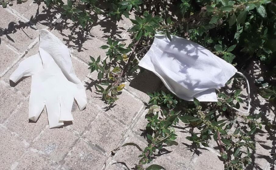 mascherine guanti su un marciapiede a sassari (foto l unione sarda tellini)