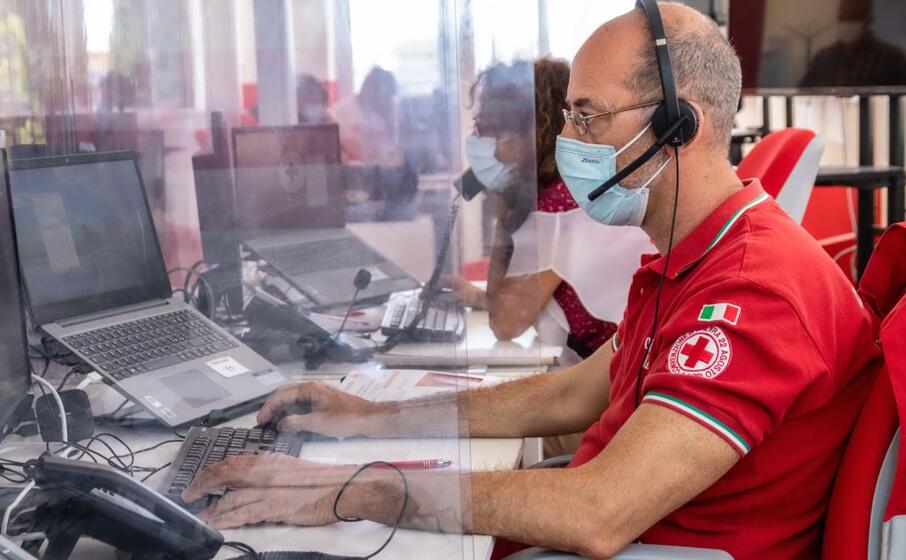 un operatore della cri (ansa)