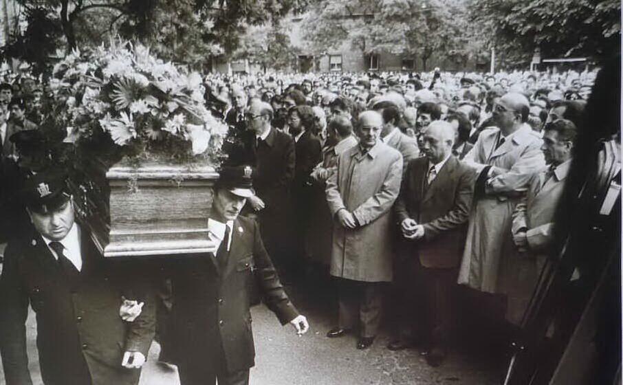 il funerale del cronista (archivio l unione sarda)