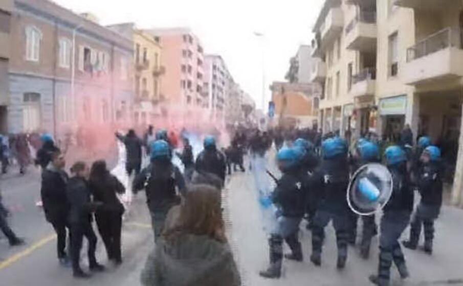 la carica della polizia (fermo immagine da video)