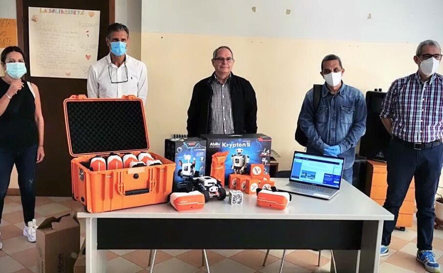 la consegna del materiale all istituto comprensivo di villamar (l unione sarda)