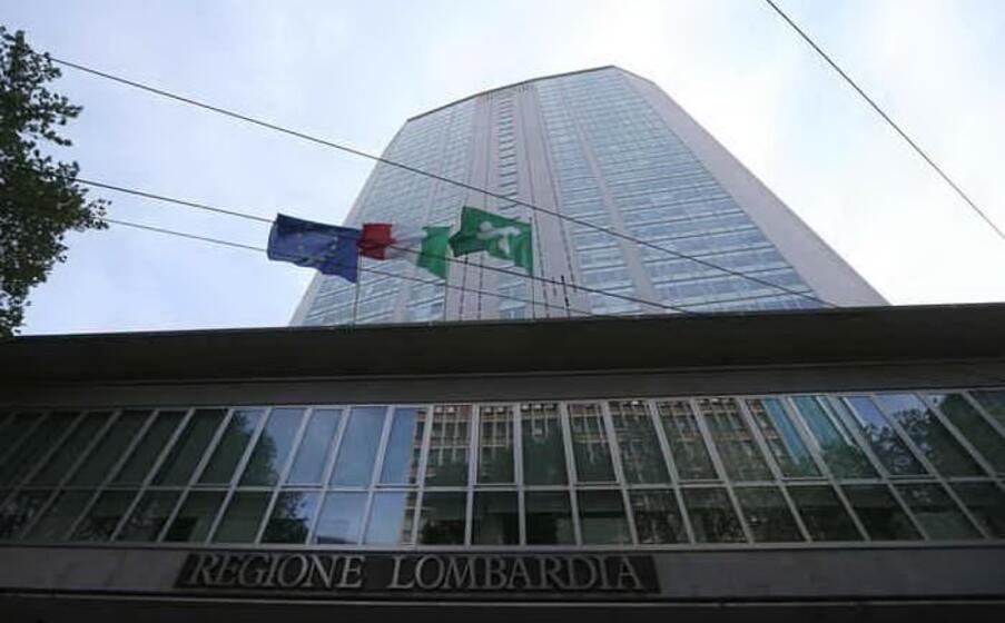 la sede della regione lombardia (ansa)
