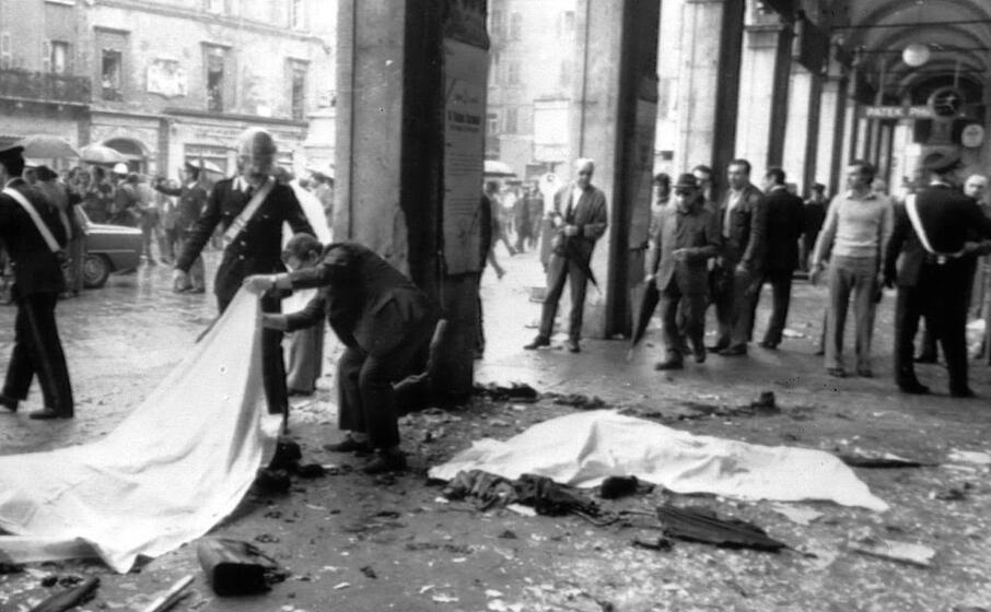 la strage in piazza della loggia a brescia (archivio l unione sarda)