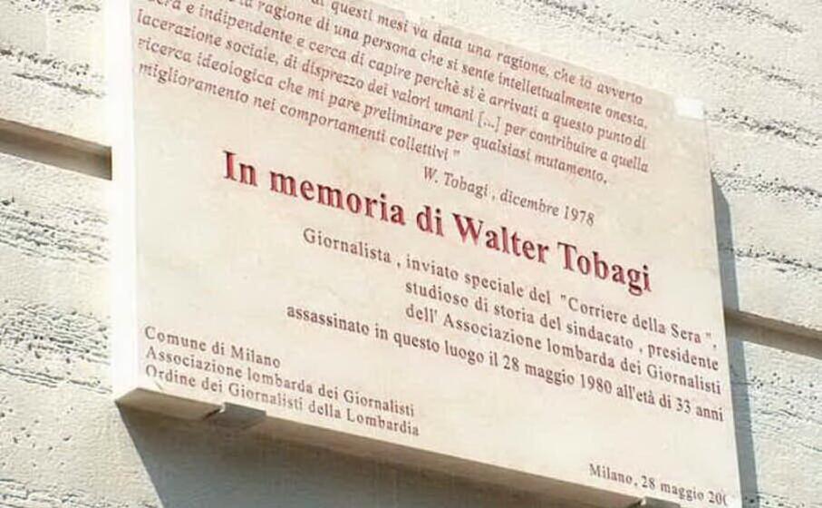 la targa che rende omaggio al giornalista nel luogo dell attentato il funerale del cronista (archivio l unione sarda)