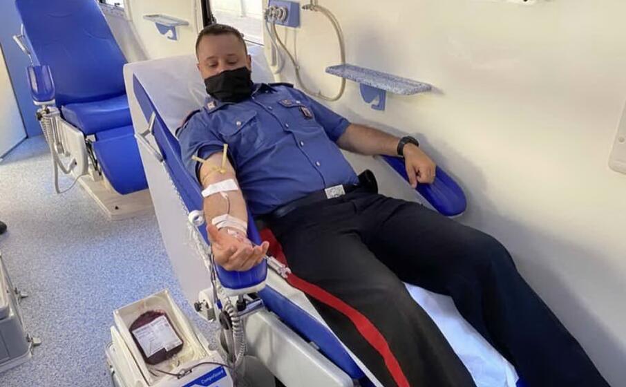 un militare dona il sangue (foto carabinieri di nuoro)