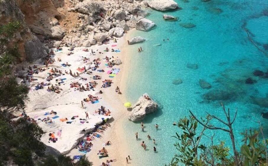 bagnanti a cala goloritz (foto l unione sarda)