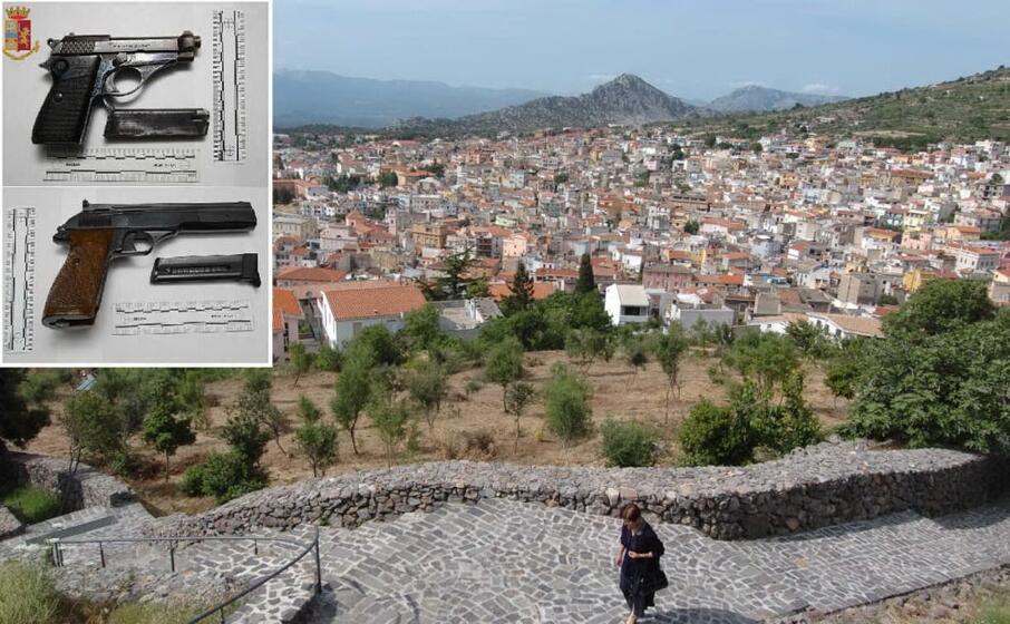 gavoi (archivio l unione sarda) e nel riquadro le pistole (foto questura)