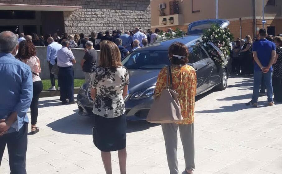 il carro funebre sul sagrato (l unione sarda daga)