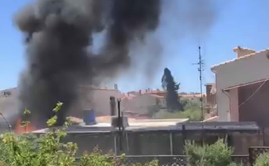 il fumo sprigionatosi dall incendio (l unione sarda)