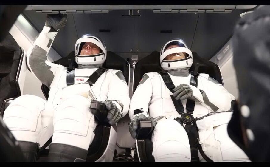 l equipaggio del crew dragon (nasa)