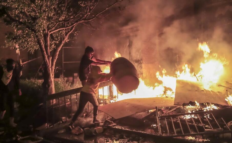 l incendio (ansa)