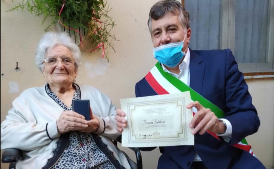 la centenaria con il presidente del consiglio comunale (foto comune di cagliari)