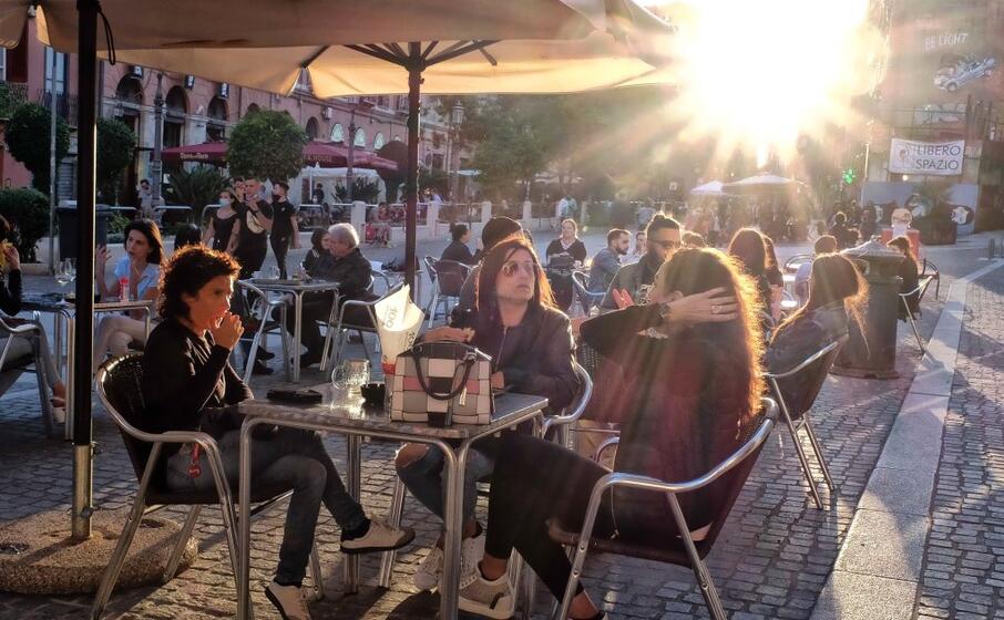 tavolini all aperto in un locale di cagliari (archivio l unione sarda)