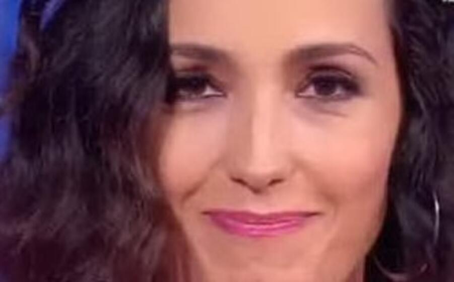 un primo piano di caterina balivo durante l addio al pubblico (foto da frame video)