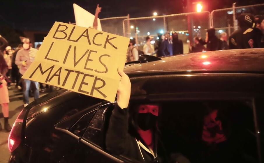 a minneapolis la gente protesta per le strade (ansa maury)