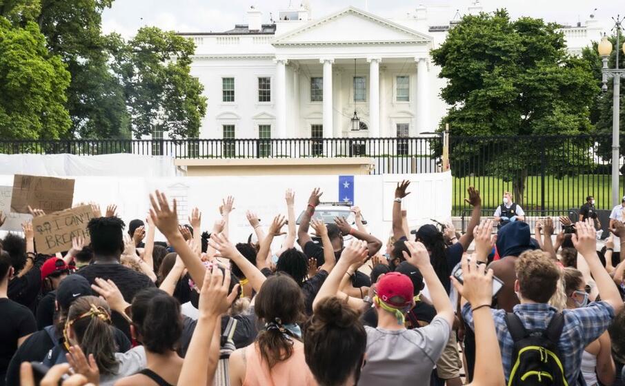 a washington fuori dalla casa bianca (ansa lo scalzo)