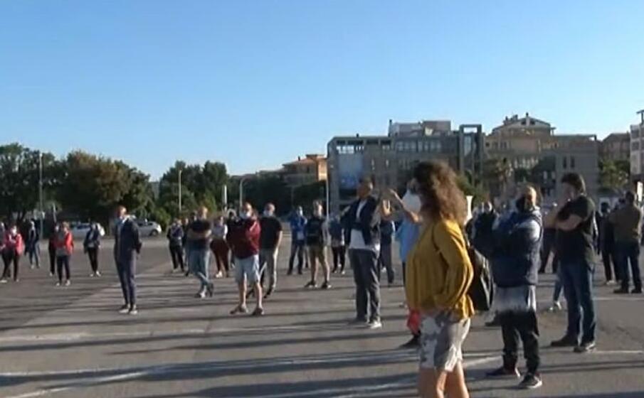 didascalia la protesta degli ambulanti di luned (dal tg di videolina)