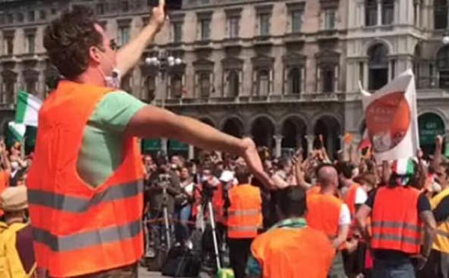 il frame di un video postato da un manifestante (ansa)