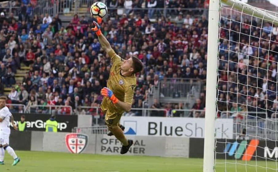 un volo di alessio cragno alla sardegna arena (ansa)