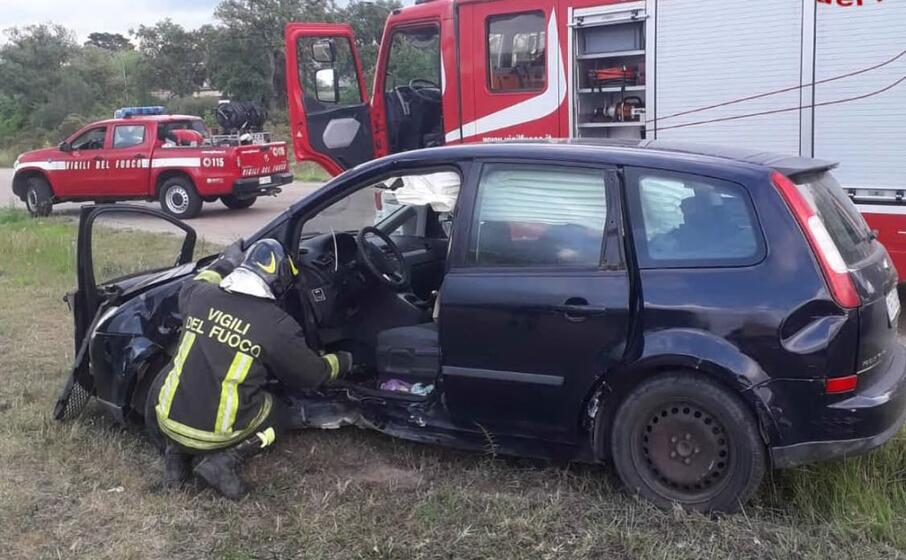 una delle auto coinvolte nell incidente (foto vigili del fuoco)