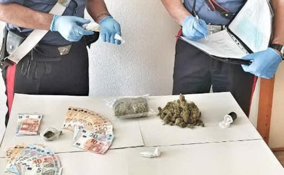 il materiale sequestrato (foto carabinieri)