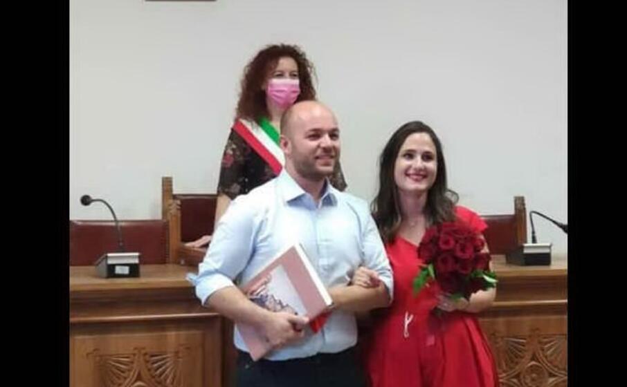 il sindaco paola secci con i due sposi
