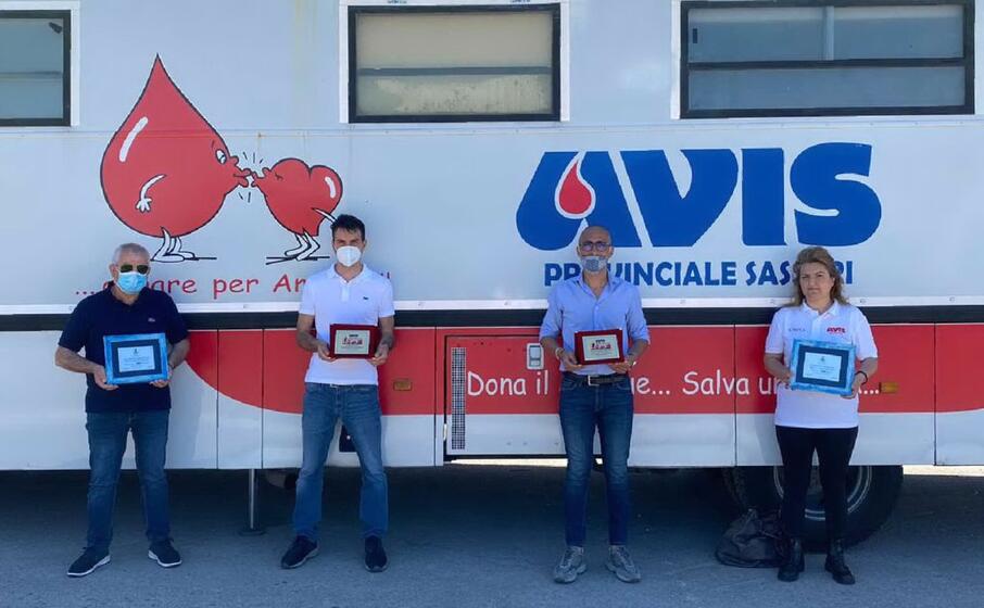 da sinistra il presidente provinciale avis vincenzo dore il sindaco di sennori nicola sassu l assessore allo sport roberto desini e il presidente avis locale maria franca muresu (l unione sarda tellini)