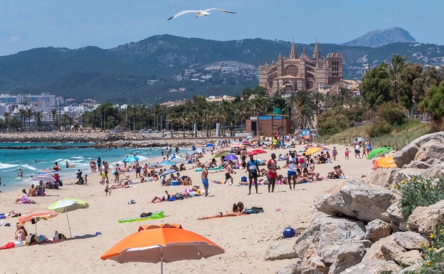 le spiagge si ripopolano a palma di maiorca spagna (foto ansa epa)