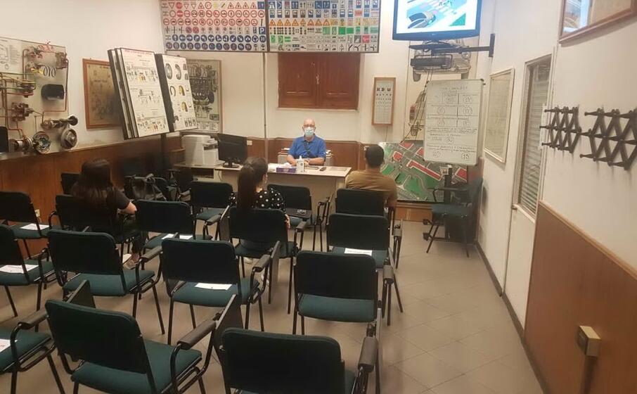 lezione in un autoscuola di oristano (l unione sarda)