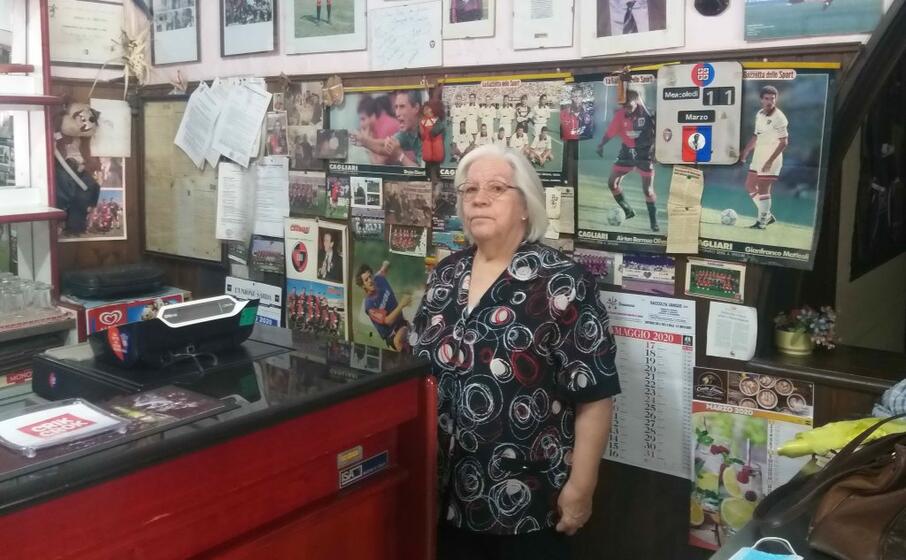 pietrina marras 76 anni davanti a una delle pareti disseminate di foto e ricordi legati al cagliari (foto l unione sarda)