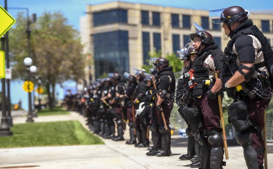 polizia schierata nel sesto giorno di proteste in usa (foto ansa epa)