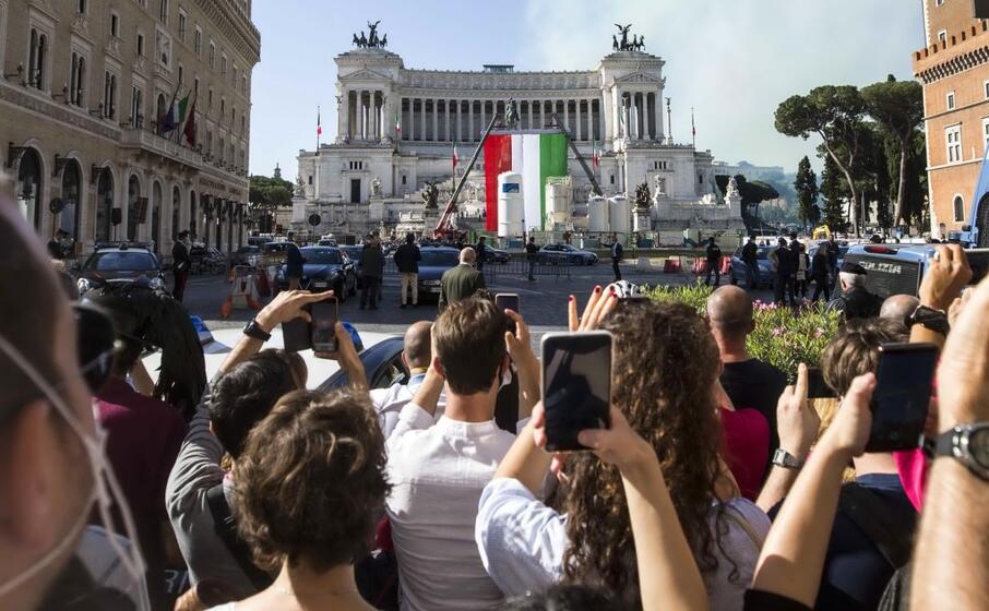 decine i cittadini che hanno assistito da lontano alla cerimonia