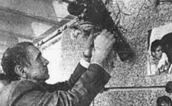 enzo tortora rende omaggio alla tomba del giovane (archivio l unione sarda)
