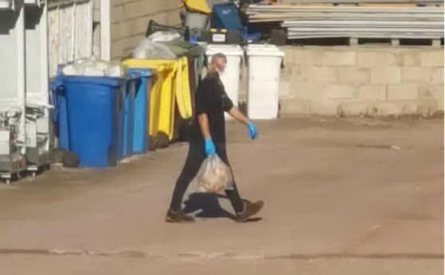 l uomo immortalato durante l attivit di osservazione (foto carabinieri)