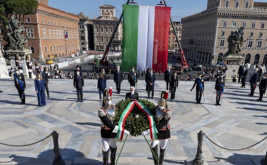 la cerimonia e la grande bandiera italiana